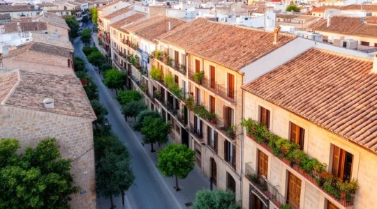 Vista panorámica de barrio residencial español con mezcla de pisos y casas unifamiliares, arquitectura mediterránea típica